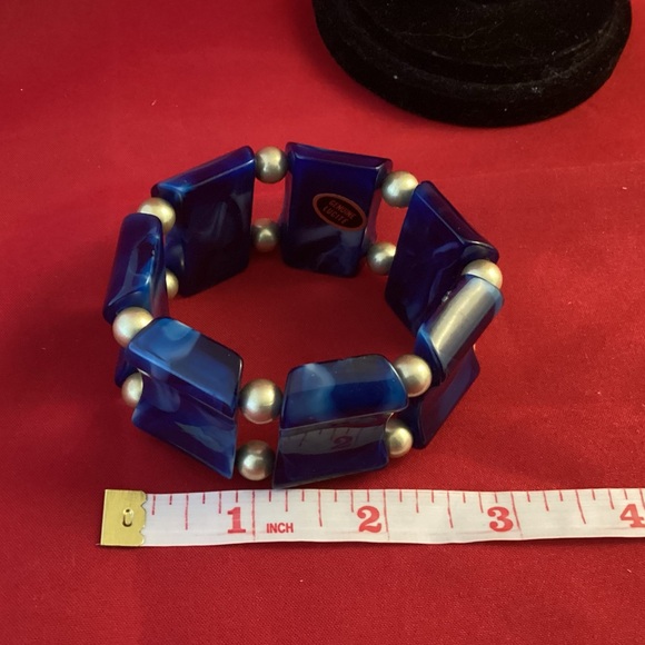 Vintage blue lucite stretch bracelet - Picture 4 of 5